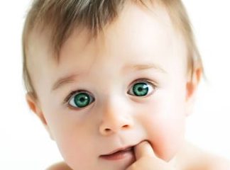 Baby mit Finger im Mund
